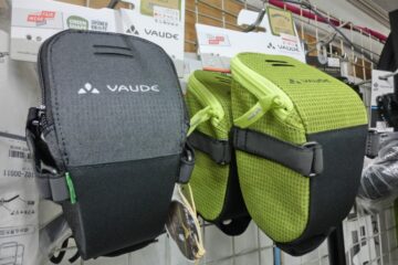 スポーツバイクでの移動を快適に！！カギ、スマホなどを収納できるサドルバックのご案内です！